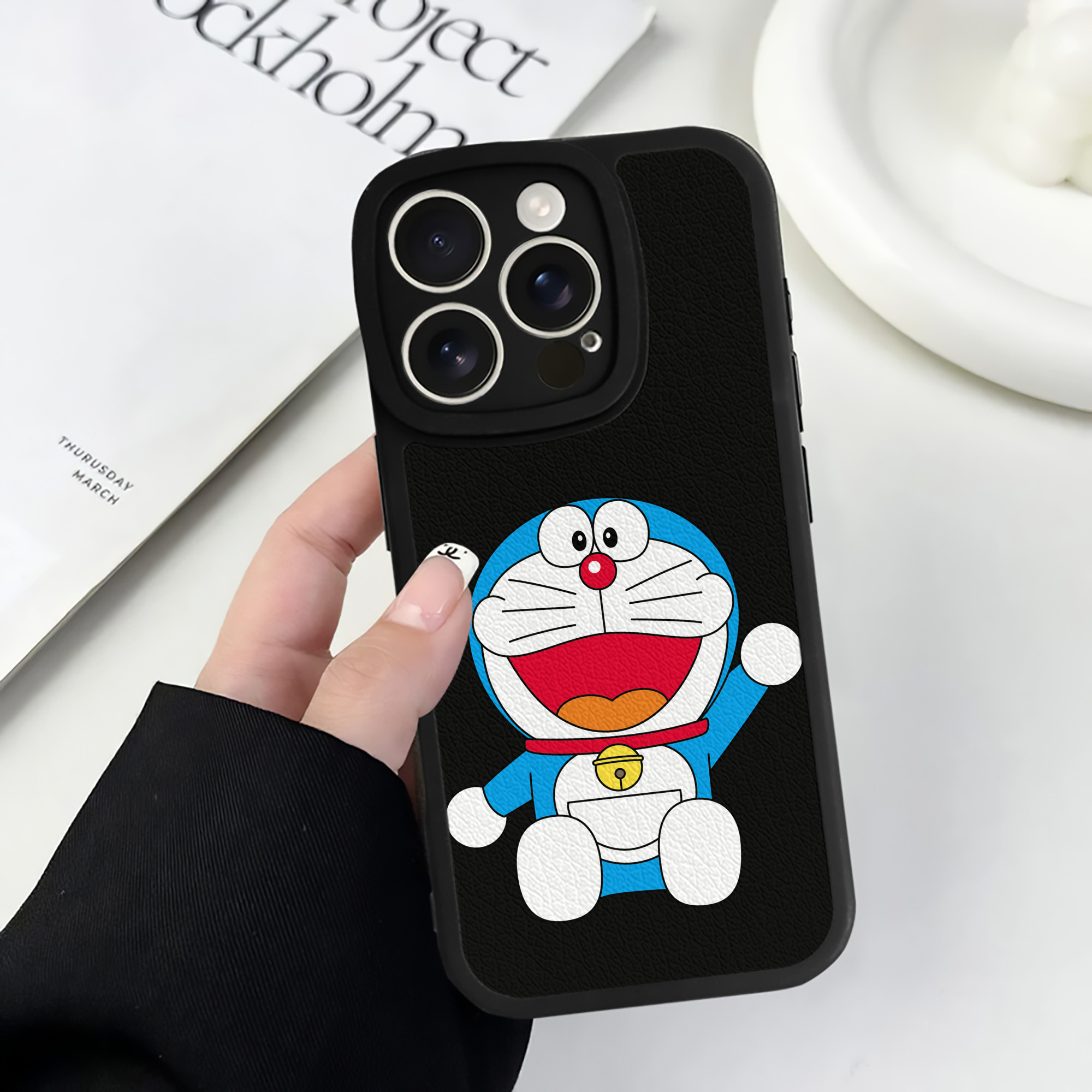 （画像用） ドラえもん Doraemon 【iPhone 16シリーズ対応】シリコンスマホケース（レザー調） 材質：シリコン